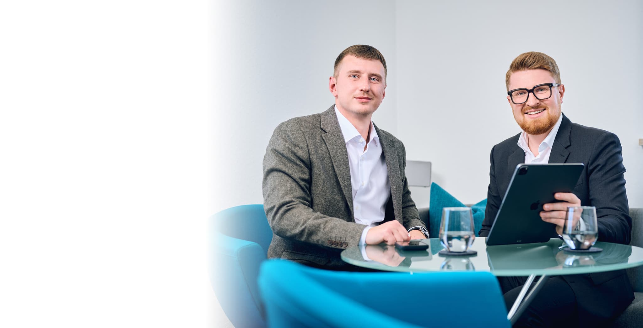 Florian Röger und Benno Roggenhofer im Beratungsgespräch zu Versicherungen