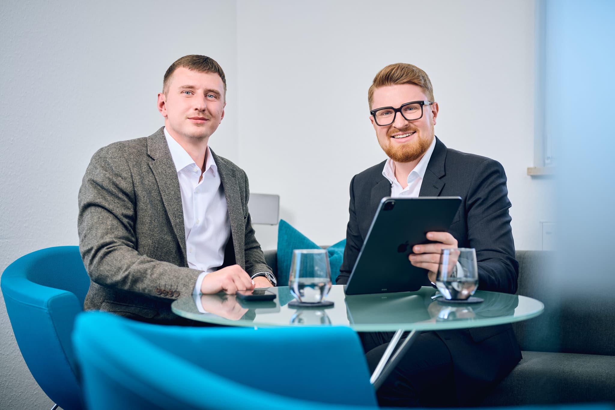 Florian Röger und Benno Roggenhofer im Beratungsgespräch zu Versicherungen