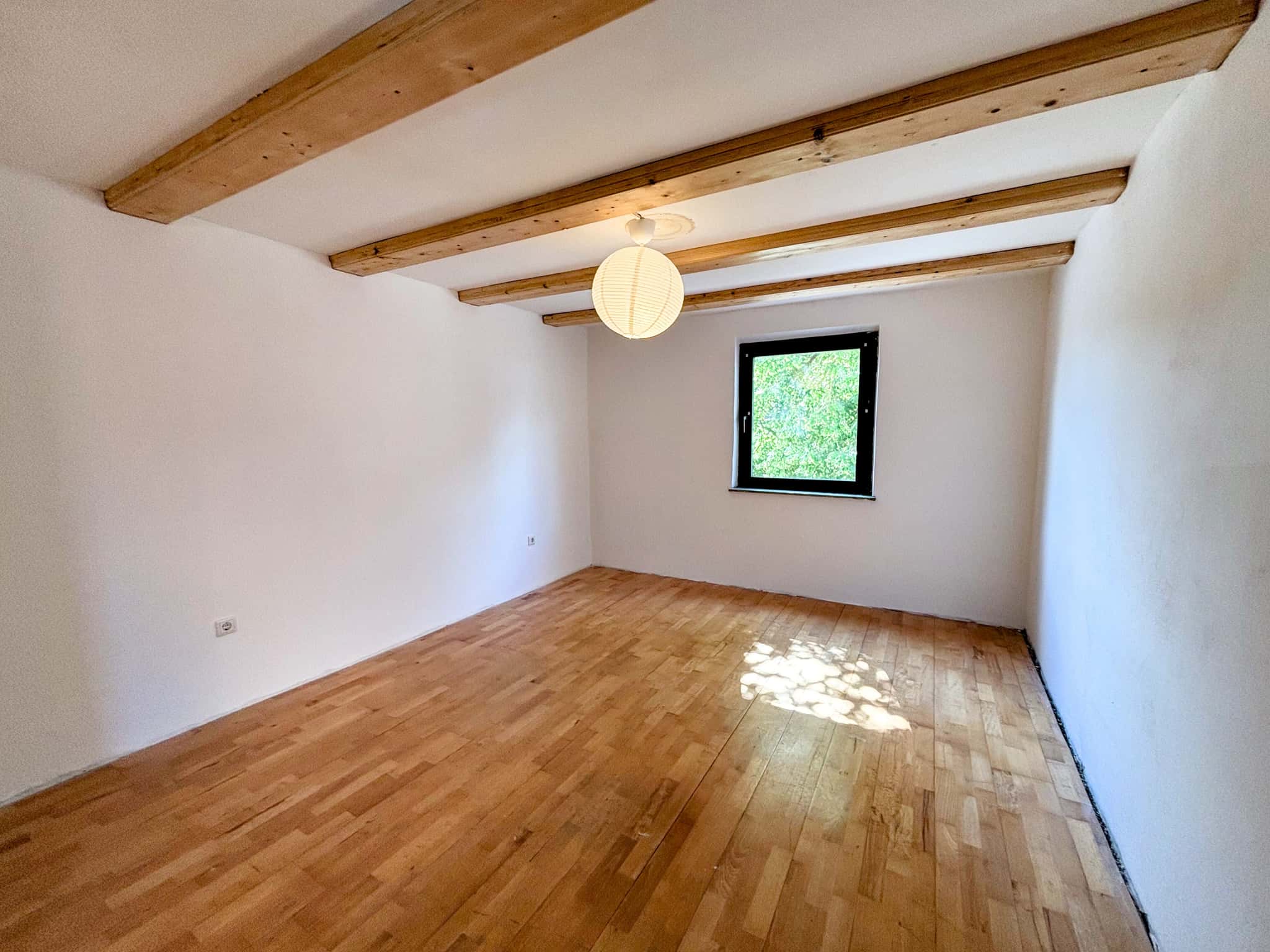 RESERVIERT: Großzügige 6-Zimmer-Wohnung mit ausbaufähigem Dachgeschoss und Garage (PROVISIONSFREI)