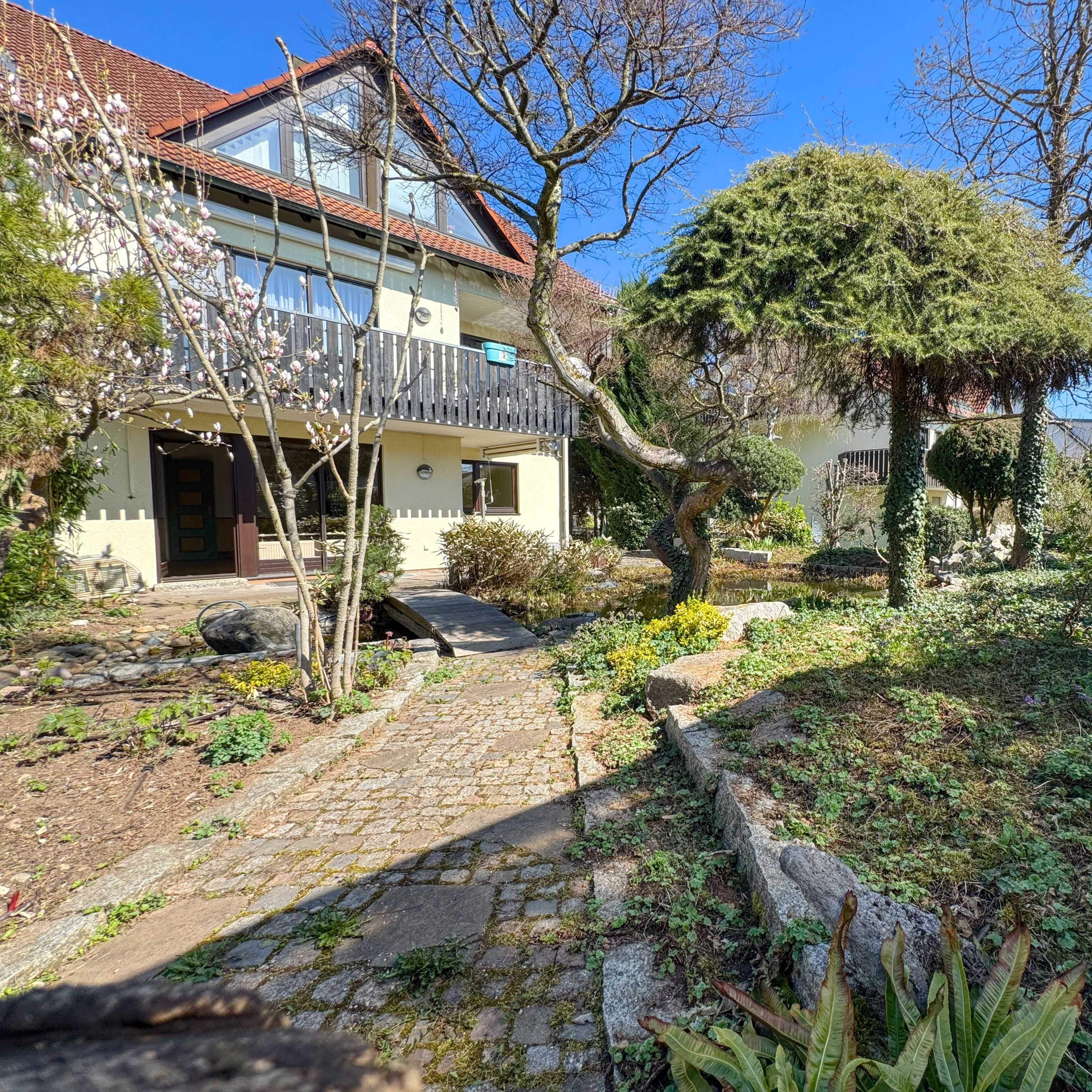 3-Zi.-Wohnung mit traumhaftem Garten mit Teich